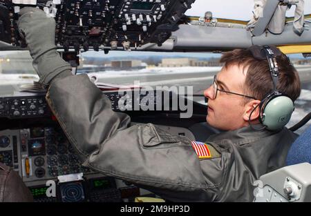 Premier lieutenant (1LT) Jerrad Krapp, co-pilote KC-135 Stratotanker, 92nd, Escadre de ravitaillement en vol (ARW), base aérienne de Fairchild (AFB), Washington, prépare son avion pour le décollage à l'appui de l'exercice NORTHERN EDGE 2002. Base: Eielson Air Force base État: Alaska (AK) pays: Etats-Unis d'Amérique (USA) scène Major Command montré: PACAF Banque D'Images