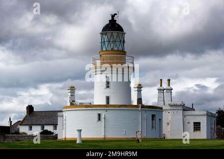 Phare de Chanonry point à proximité sous un ciel nuageux Banque D'Images