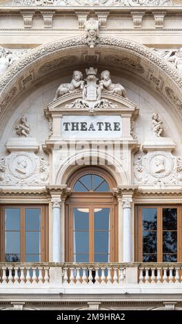 Avignon, Vaucluse, France, 12 29 2022 - porte arquée décorée de l'ancien Théâtre Banque D'Images