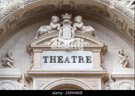 Avignon, Vaucluse, France, 12 29 2022 - porte arquée décorée de l'ancien Théâtre Banque D'Images