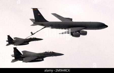 Deux avions F-15E Strike Eagle de la Force aérienne des États-Unis (USAF) affectés au 90th Fighter Squadron (FS), effectuent une mission de ravitaillement avec un avion KC-135R Stratotanker du Commandement de la mobilité aérienne (AMC), au cours d'une mission d'entraînement conduite au-dessus de la base aérienne d'Elmendorf (AFB), en Alaska, au cours de l'exercice NORTHERN EDGE 2002. Objet opération/série: NORTHERN EDGE 2002 base: Elmendorf Air Force base État: Alaska (AK) pays: États-Unis d'Amérique (USA) Banque D'Images