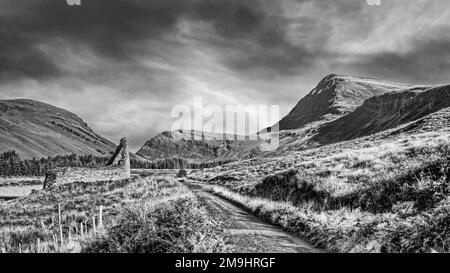 Dun Dornaigil broch et Ben Hope à Strath plus Banque D'Images