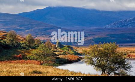 Dun Dornaigil broch et la rivière Strathmore à Strath More Banque D'Images