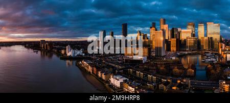 Vue aérienne de Canary Wharf et de la Tamise au coucher du soleil, Londres, Angleterre, Royaume-Uni Banque D'Images