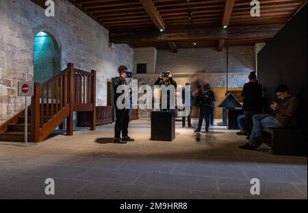 Avignon, Vaucluse, France, 12 29 2022 - salle d'exposition et visiteurs au Palais des Papes Banque D'Images