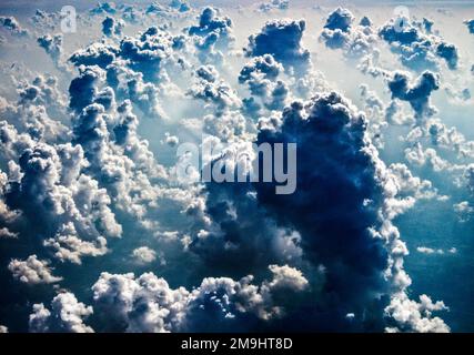 Nuages plein format dans le ciel Banque D'Images