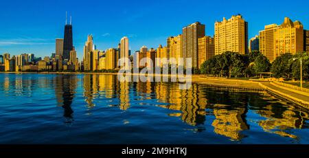 Gratte-ciels se reflétant dans l'eau à Chicagos Gold Coast, Chicago, Illinois, États-Unis Banque D'Images