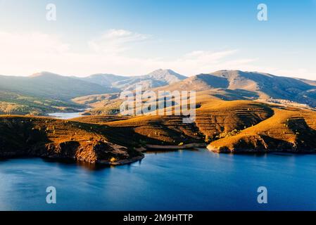 Belle vue aérienne du barrage El Atazar dans la chaîne de montagnes de Madrid au coucher du soleil Banque D'Images