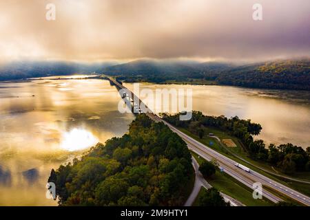 Vue aérienne du pont au-dessus du lac, lac Nikojac, Tennessee, États-Unis Banque D'Images