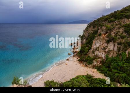 Plage de sable sur une côte rocheuse près de Cala Gonone, Sardaigne. Banque D'Images