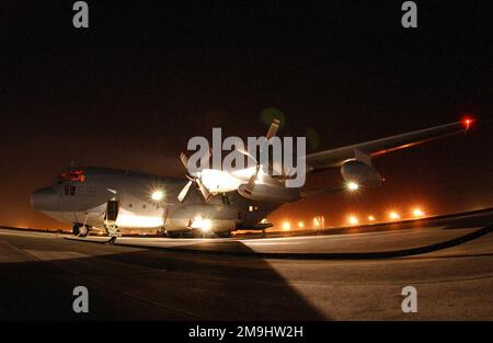 Un avion Hercules KC-130 du corps des Marines des États-Unis (USMC) affecté à l'escadron de transport aérien 252 (VMGR-252) est ravitaillé en carburant à un emplacement d'exploitation avancé dans le golfe Persique, au cours de l'opération ENDURING FREEDOM. Sujet opération/série: LIBERTÉ DURABLE pays: Inconnu Banque D'Images