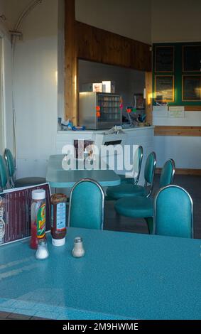 Vue dans la fenêtre du café traditionnel à Dean Road, Scarborough Banque D'Images