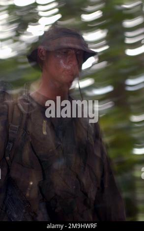 US Marine corps (USMC) le caporal de lance (LCPL) Jason Williams, élément de soutien au combat (CSS), piétinent furfurieusement les jungles du Brunei, pendant la coopération de la force d'atterrissage, à l'état de préparation et d'entraînement (CARAT), envisage l'exercice à venir. Pays: Brunei Darussalam (BRN) Banque D'Images