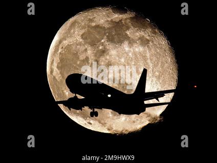 Envolez-vous en silhouette devant la Lune Banque D'Images