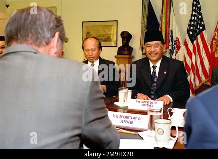 M. Sumadi Brotodiningrat (arrière-plan à gauche), ambassadeur auprès des États-Unis, et M. Matori Abdul Djalil (arrière-plan à droite), ministre indonésien de la défense, ont rencontré M. Donald H. Rumsfeld, secrétaire américain à la défense (arrière-plan), lors d'une réunion de défense tenue au Pentagone à Washington, dans le district de Columbia (DC). M. Sumadi Brotodiningrat (arrière-plan à gauche), ambassadeur auprès des États-Unis, et M. Matori Abdul Djalil (arrière-plan à droite), ministre de la défense de la République d'Indonésie, rencontrent M. Donald H. Ru, secrétaire américain à la défense (SECDEF) Banque D'Images