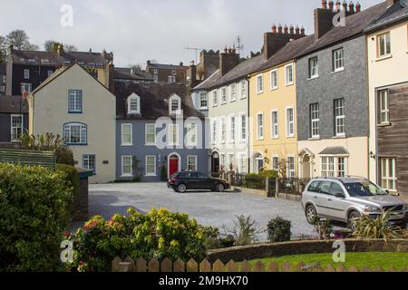 19 mars 2017 Une petite cour de maisons géorgiennes en terrasse de trois étages magnifiquement entretenues à Kinsale, dans le comté de Cork en Irlande Banque D'Images