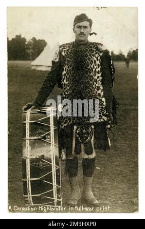 Carte postale originale datant de WW1 de l'imposant canadien Highlander portant une peau de léopard sur son uniforme de kilt et de sporran, tout comme Gordon Highlanders d'Écosse. Le soldat est un bandsman jouant un ballon de basse (Caledonian écrit sur le côté du tambour) dans le corps des tambours. Il était un soldat du Commonwealth combattant à l'étranger pour « Roi et pays ». Publié comme la série de la Guerre mondiale. Affiché le 3rd novembre 1915, Royaume-Uni Banque D'Images