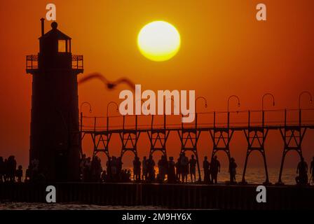 Phare de South Haven au coucher du soleil, Michigan, États-Unis Banque D'Images