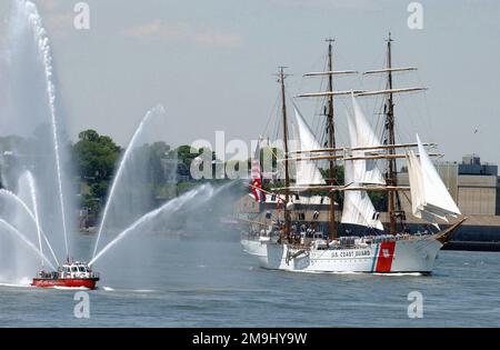 020522-N-2383B-509. Objet opération/série: LIBERTÉ DURABLE base: Hudson River, New York City État: New York (NY) pays: États-Unis d'Amérique (USA) Banque D'Images