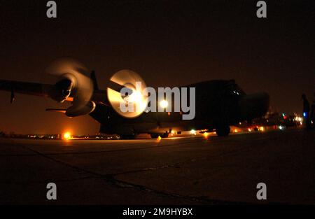 Un MC-130H combat talon II de la Force aérienne des États-Unis (USAF), du 1st Special Operations Squadron (SOS), 353rd Special Operations Group, se prépare à une mission nocturne à la station de la Force aérienne Agra, en Inde. Les membres de la SOG de 353rd sont déployés ici pour trois semaines de formation conjointe en échange avec les Forces armées indiennes. Base: Station de la Force aérienne Agra pays: Inde (IND) Banque D'Images