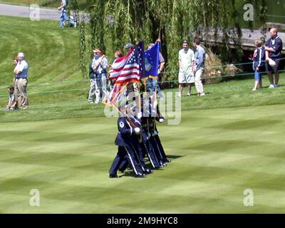 Une garde de couleur de l'US Air Force (USAF) affectée à la Fighter Wing (FW) 178th Ohio (OH) Air National Guard (ANG) présente les couleurs pendant le tournoi de golf professionnel de l'Association des golfeurs (PGA) Memorial, tenu à Dublin, Ohio. Base: Dublin État: Ohio (OH) pays: Etats-Unis d'Amérique (USA) Banque D'Images