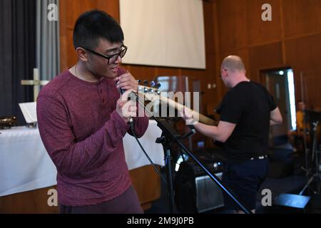 FORT MEADE, Maryland - Pvt. Jet Cortez, un soldat du détachement de l'École de signalisation de l'armée des États-Unis, prend son tour sur le microphone lors d'une séance de JAM tenue à Chapel Next sur fort George G. Meade, Maryland, 19 mai 2022. La séance de JAM a été organisée pour donner aux soldats et autres membres du service une chance d'améliorer leurs compétences et d'aider à renforcer la résilience parmi ceux de l'USASSD. Banque D'Images