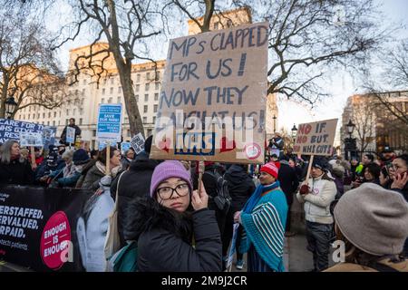 Londres, Royaume-Uni. 18 janvier 2023. Personnel infirmier du Royal College of Nursing (RCN) à l'extérieur de Downing Street le premier jour d'une grève de deux jours organisée par plus de 55 fiducies du NHS dans toute l'Angleterre. La MRC exige une augmentation de salaire pour permettre au NHS de retenir et de recruter du personnel. Les hôpitaux reporteront 4 500 opérations non urgentes et 25 000 consultations externes. D'autres grèves sont prévues en février. Credit: Stephen Chung / Alamy Live News Banque D'Images