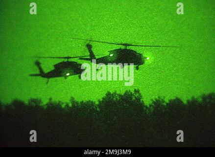 Photographie légère montrant deux hélicoptères UH-60A Black Hawk de l'armée américaine (États-Unis) affectés au régiment d'aviation de l'armée 5-158th, une approche de bas niveau vers la zone d'entraînement Piave située à la base aérienne d'Aviano (AB), en Italie. Base: Aviano Air base État: Pordenone pays: Italie (ITA) Banque D'Images