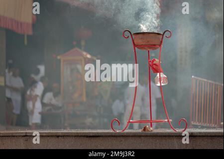 L'encens brûlant, le symbole de rendre hommage aux dieux et aux Déesses pendant le Festival végétarien à Phuket, en Thaïlande. Banque D'Images