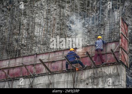 National Highway, Inde. 18th janvier 2023. Les ouvriers travaillent sur un chantier de construction sur la route nationale Srinagar-Jammu à Jammu-et-Cachemire. Crédit : SOPA Images Limited/Alamy Live News Banque D'Images