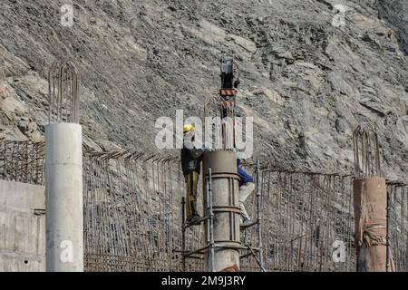 National Highway, Inde. 18th janvier 2023. Les ouvriers travaillent sur un chantier de construction sur la route nationale Srinagar-Jammu à Jammu-et-Cachemire. Crédit : SOPA Images Limited/Alamy Live News Banque D'Images