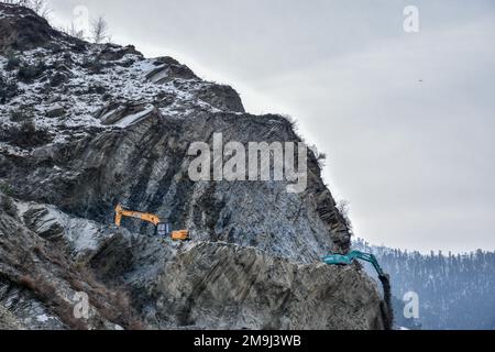 National Highway, Inde. 18th janvier 2023. Des excavateurs travaillent sur un chantier de construction sur la route nationale Srinagar-Jammu à Jammu-et-Cachemire. Crédit : SOPA Images Limited/Alamy Live News Banque D'Images