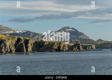 Vue sur les montagnes à Gold Harbour, Île de Géorgie du Sud, sous-Antarctique. Banque D'Images