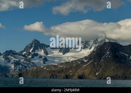 Vue sur les montagnes à Gold Harbour, Île de Géorgie du Sud, sous-Antarctique. Banque D'Images