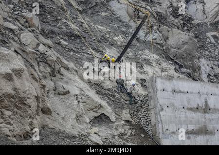 National Highway, Inde. 18th janvier 2023. Les ouvriers travaillent sur un chantier de construction sur la route nationale Srinagar-Jammu à Jammu-et-Cachemire. (Photo de Saqib Majeed/SOPA Images/Sipa USA) crédit: SIPA USA/Alay Live News Banque D'Images