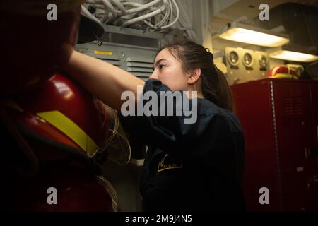 MER DES PHILIPPINES (19 MAI 2022) Ensign Sofia Bliek, de Vernon, Connecticut, stocke des engins de lutte contre les incendies après un exercice de contrôle des dommages à bord du destroyer de missile guidé de classe Arleigh Burke USS Dewey (DDG 105). Dewey est affecté au commandant de la Force opérationnelle 71/Escadrier Squadron (DESRON) 15, la plus grande force de surface déployée à l’avant de la Marine et la principale force de surface de la flotte américaine 7th. Banque D'Images