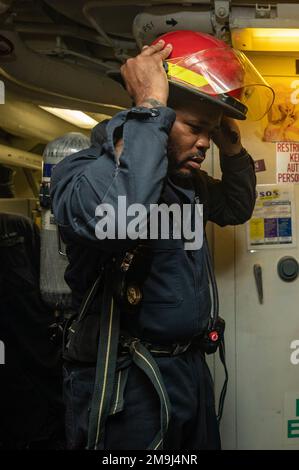 MER DES PHILIPPINES (19 MAI 2022) Master-at-Arms 1st classe Marcus Dinkins, de Macon, Géorgie, met des engins de lutte contre les incendies lors d'un exercice de contrôle des dégâts à bord du destroyer de missile guidé de classe Arleigh Burke USS Dewey (DDG 105). Dewey est affecté au commandant de la Force opérationnelle 71/Escadrier Squadron (DESRON) 15, la plus grande force de surface déployée à l’avant de la Marine et la principale force de surface de la flotte américaine 7th. Banque D'Images