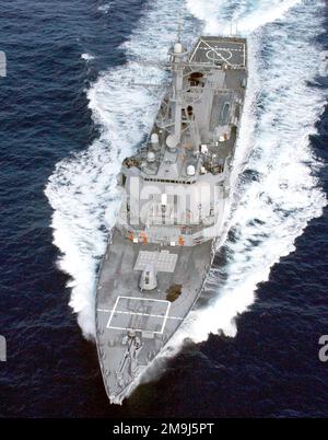 Vue aérienne oblique du port de l'arc de la marine américaine (USN) classe ARLEIGH BURKE (VOL I) DESTROYER DE MISSILE GUIDÉ (AEGIS), USS COLE (DDG 67), en cours au large des côtes de Porto Rico, menant des essais de qualification de navire du système de combat avec le commandement du système de la mer navale (NAVSEA). Vue aérienne oblique du port de l'arc de la marine américaine (USN) classe ARLEIGH BURKE (VOL I) DESTROYER DE MISSILE GUIDÉ (AEGIS), USS COLE (DDG 67), en cours au large des côtes de Porto Rico, menant des essais de qualification de navire du système de combat avec le commandement du système de la mer navale (NAVSEA). Banque D'Images