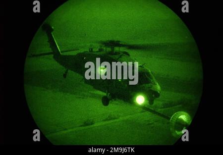 Photographie légère, vue en œil de poisson, montrant un hélicoptère UH-60 Black Hawk de la US Air Force (USAF) affecté au 41st Expeditionary Rescue Squadron (ERQS), lors d'un ravitaillement en vol à partir d'un avion HC-130P Hercules de l'USAF, au cours d'un exercice à l'appui de l'opération ENDURING FREEDOM. Photographie légère, vue en œil de poisson, montrant un hélicoptère UH-60 Black Hawk de la US Air Force (USAF) affecté au 41st Expeditionary Rescue Squadron (ERQS), lors d'un ravitaillement en vol à partir d'un avion HC-130P Hercules de l'USAF, au cours d'un exercice à l'appui de l'opération ENDURING FREEDOM. Banque D'Images