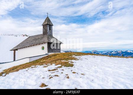 Une petite chapelle sur la montagne enneigée Hahnenkamm à Kitzbuhel, Autriche Banque D'Images