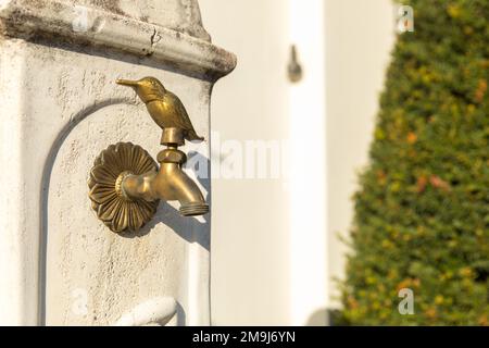 Robinet artistique avec eau, robinet en forme d'oiseau doré Banque D'Images