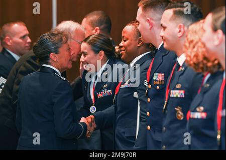 Le colonel Katrina Stephens, commandant de l'installation, serre la main avec l'aviateur principal Donnita Ellison, contrôleur d'entrée du 66th e Escadron des forces de sécurité, à la suite d'une cérémonie de remise des diplômes de l'École de leadership Airman à la base aérienne Hanscom, Mass., 19 mai. Banque D'Images