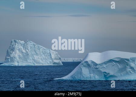 Vue sur les icebergs dans le détroit de l'Antarctique à l'extrémité de la péninsule antarctique, Antarctique. Banque D'Images