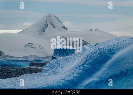 Vue sur les icebergs dans le détroit de l'Antarctique à l'extrémité de la péninsule antarctique, Antarctique. Banque D'Images