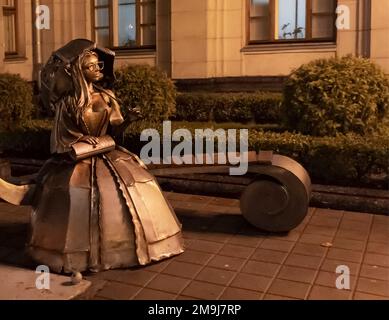 BREST. BÉLARUS. 27 DÉCEMBRE 2022 : sculpture d'une fille avec un parapluie à la gare de Brest. Frontière biélorusse-polonaise. Bélarus Banque D'Images