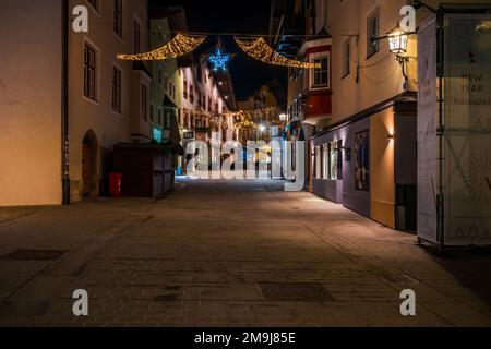 KITZBUHEL, AUTRICHE - 07 JANVIER 2023 : vue nocturne de la décoration de rue de Noël à Kitzbühel, une petite ville alpine. Banque D'Images