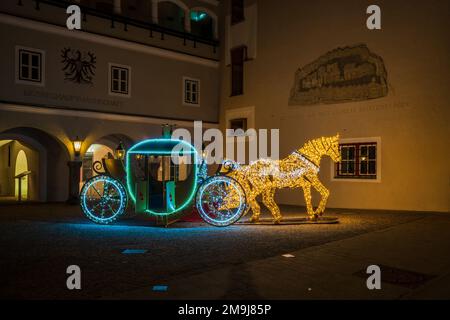 KITZBUHEL, AUTRICHE - 07 JANVIER 2023 : vue nocturne de la décoration de rue de Noël à Kitzbühel, une petite ville alpine. Banque D'Images