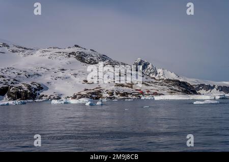 Vue sur la station Argentine Primavera à Cierva Cove, une crique le long de la côte ouest de Graham Land, péninsule antarctique, Antarctique. Banque D'Images