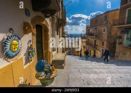 Escalier de Santa Maria del Monte, vue depuis le sommet de Caltagirone (Sicile) Banque D'Images