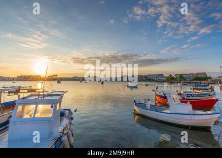 Le port de pêche de Marzamemi au coucher du soleil (Sicile) Banque D'Images